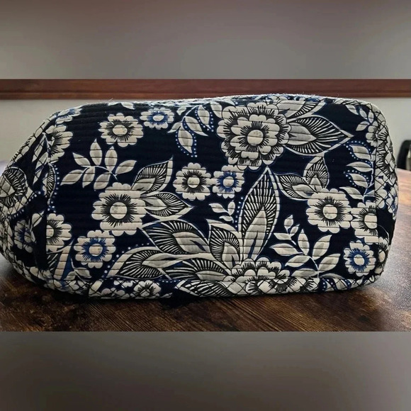 RETIRED: Vera Bradley | ladies Snow Lotus Hadley on the go shoulder handbag.​ - Picture 6 of 16